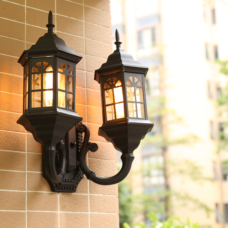 Lodges Castle Sconce Lámpara de pared de aluminio de 2 luces en negro/latón con brazo curvado doble