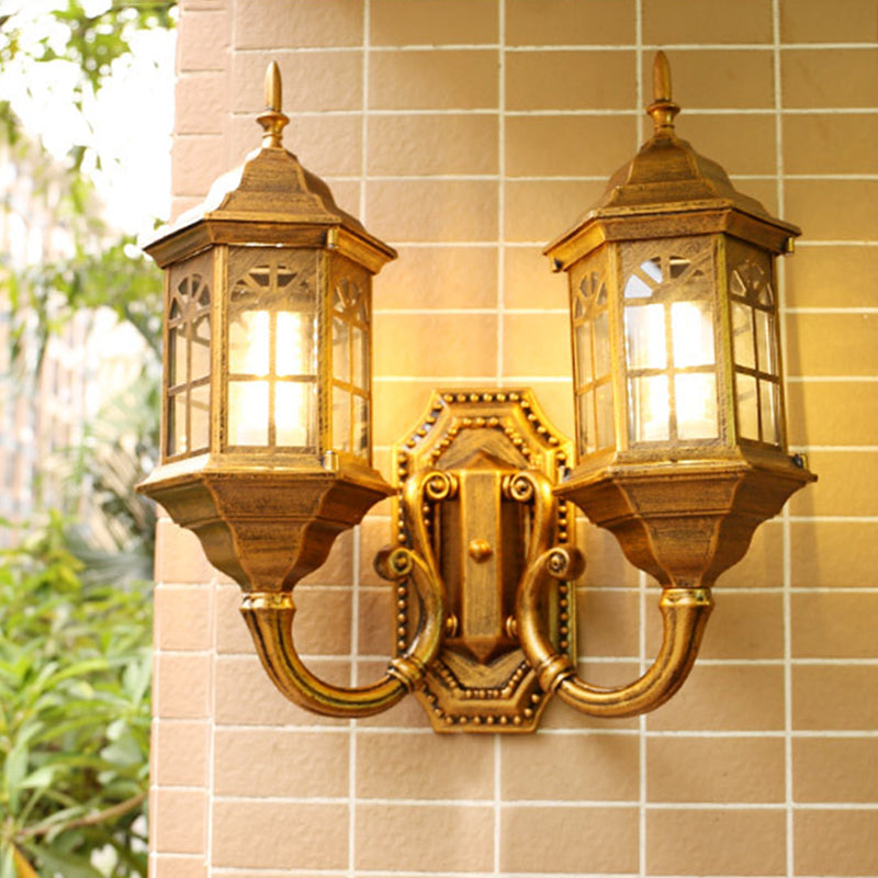Lodges Castle Sconce Lámpara de pared de aluminio de 2 luces en negro/latón con brazo curvado doble