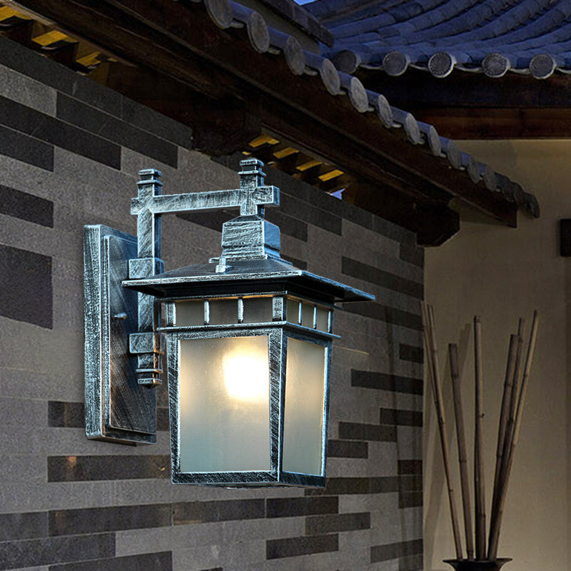 Lampada da parete rustica per montaggio a parete a 1 lampadina in alluminio argento invecchiato con paralume in vetro traslucido