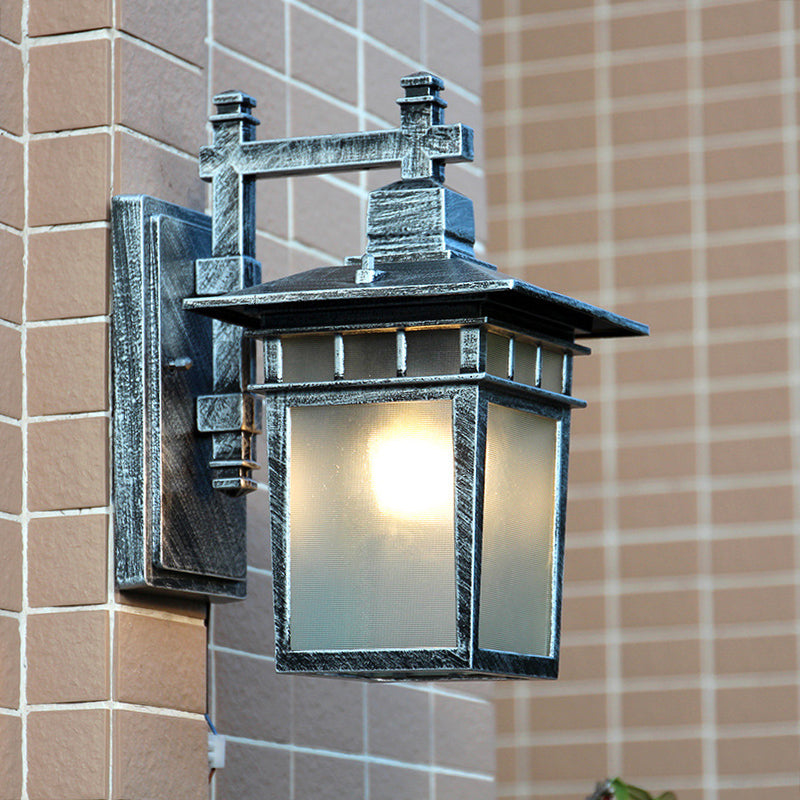 Lampada da parete rustica per montaggio a parete a 1 lampadina in alluminio argento invecchiato con paralume in vetro traslucido