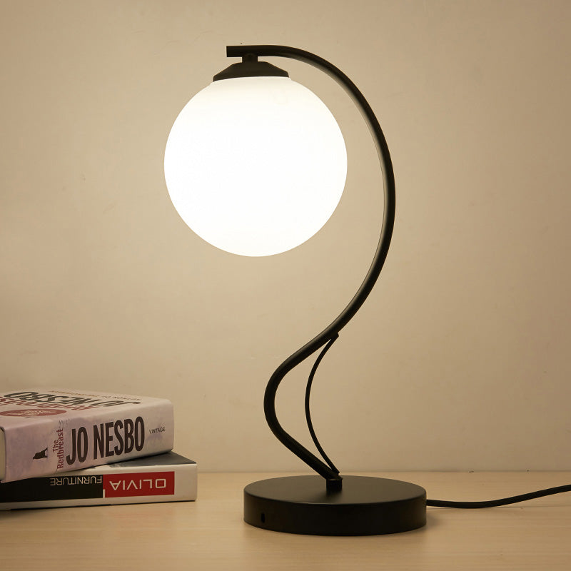 Moderne Globe Shade Task Lighting 1 Glühbirnen -Frost -Glas -Lesenlampe in Schwarz mit Basis
