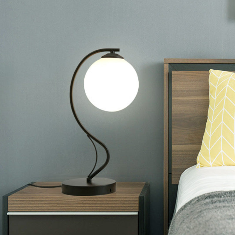 Modern Globe Shade Task Lighting 1 lampadina lampada in vetro smerigliato in nero con base