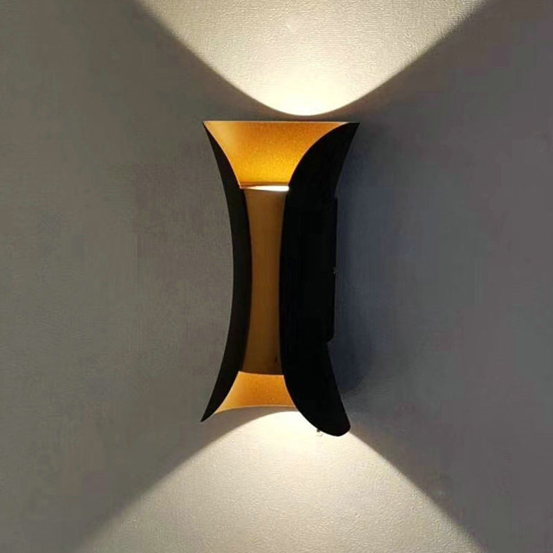 Curl Shape Wall Light Modern Style Metal 1 Light Wall Lamp in Black/White