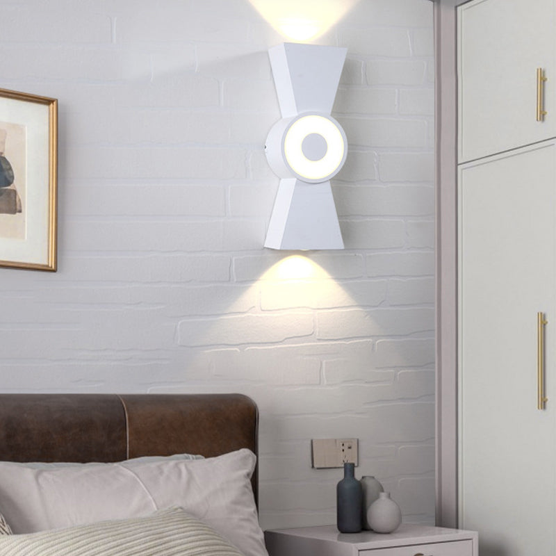 Contemporary Wall Light in Black / White Aluminum Wall Mount