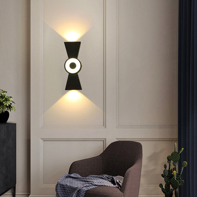 Contemporary Wall Light in Black / White Aluminum Wall Mount