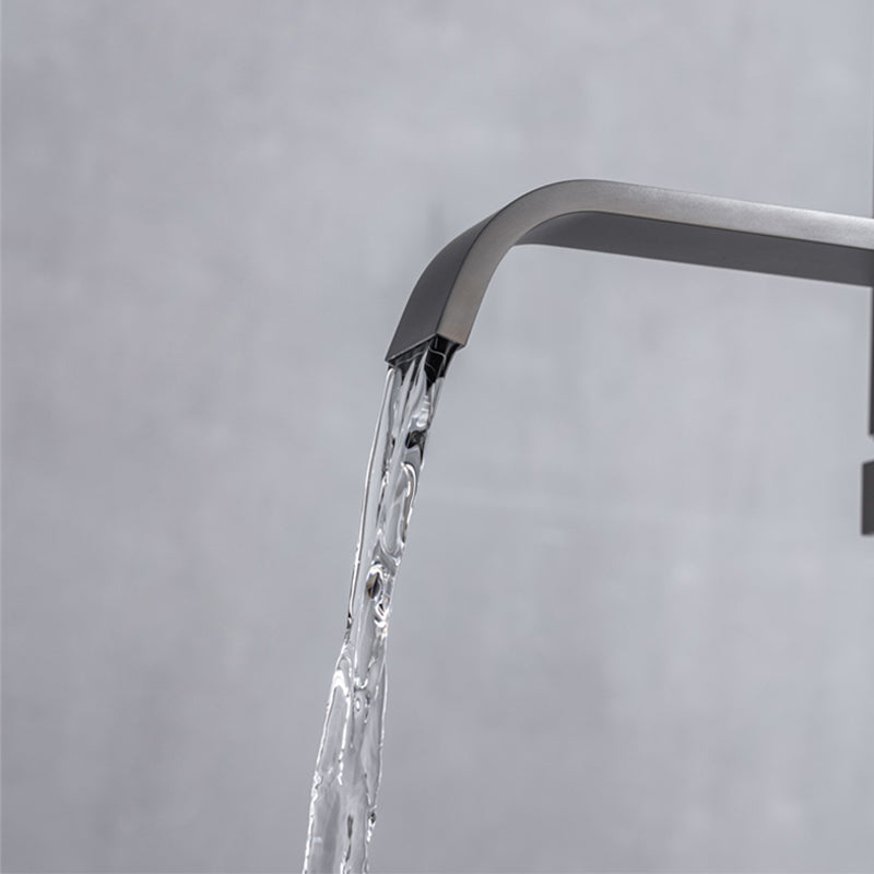 Floor Mounted Metal Freestanding Tub Filler Swivel Freestanding Faucet with Spray Gun