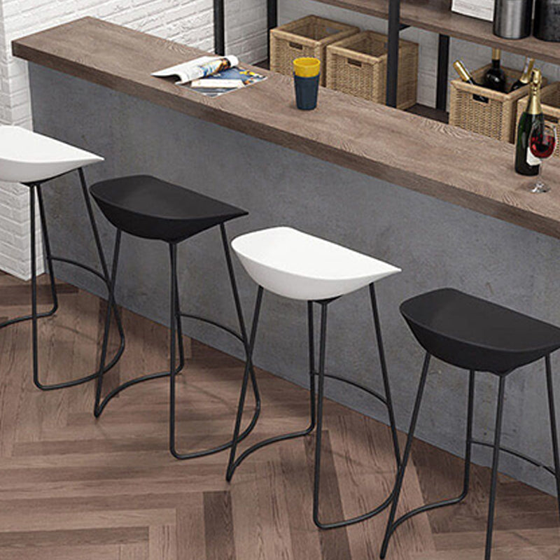 Industrial Plastic Bar Stool Armless Dining Stool with Metal Base