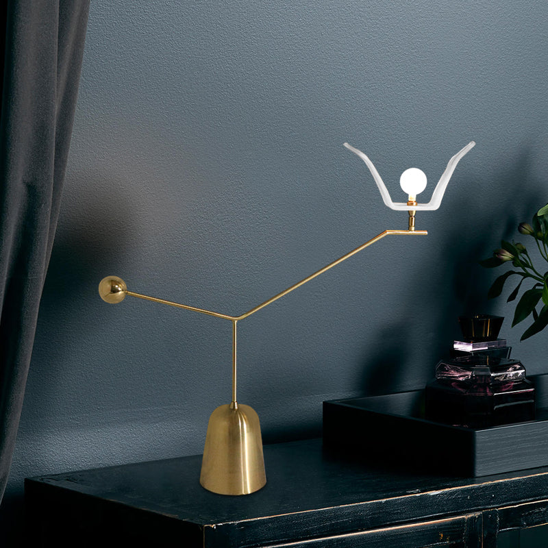 Lampada da tavolo lineare ad angolo metallico Lampada da comodino modernista a LED con finitura dorata per casa da tè