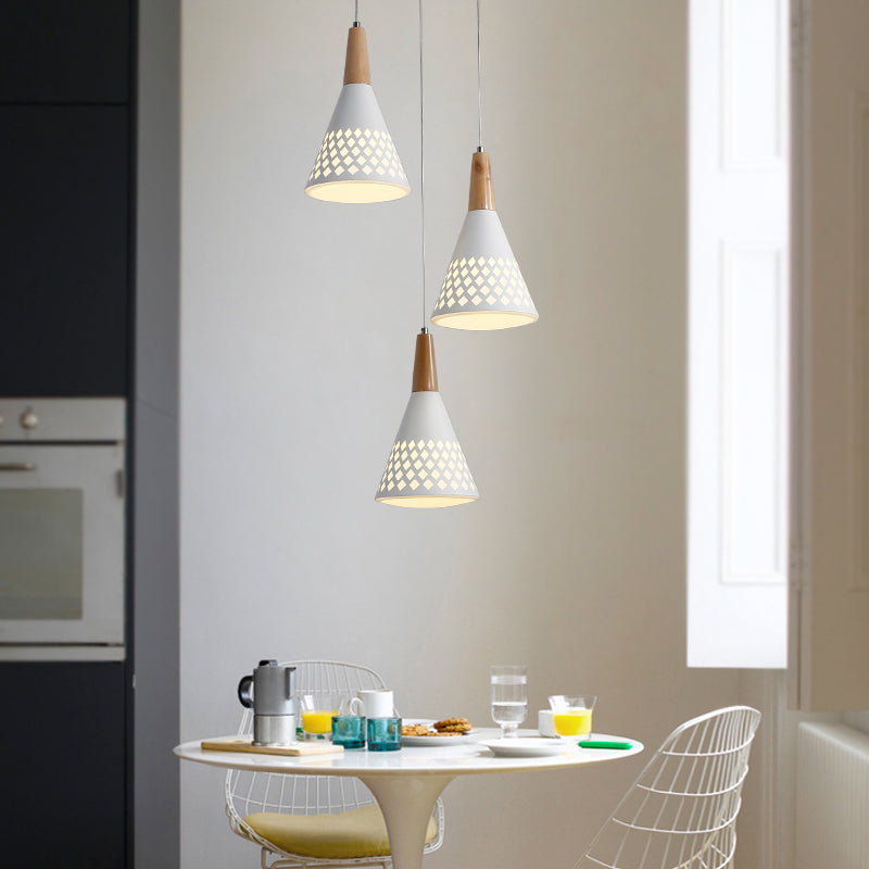 Eisenkegelcluster Anhänger Licht modernistische 3-Kopf-Suspensionslampe mit hohlem Gitter in Weiß und Holz
