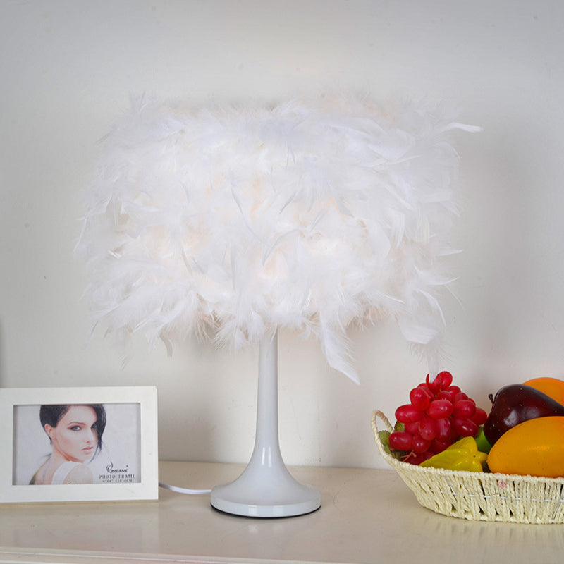 Lampada da comodino moderna con illuminazione da scrivania a 1 luce in piuma bianca con paralume in tessuto per soggiorno