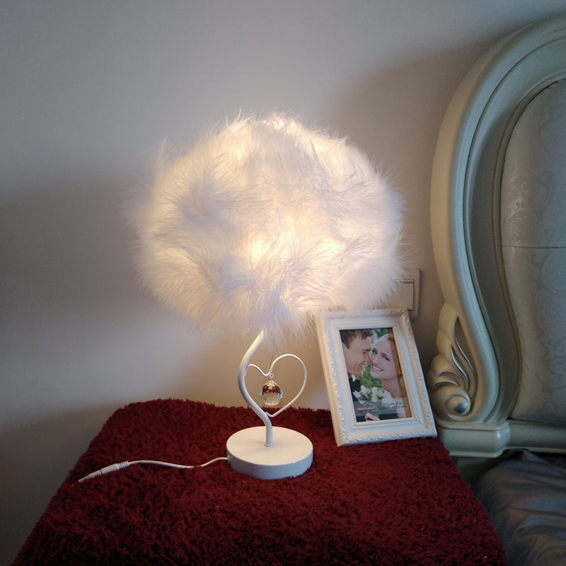 Éclairage de table de plumes Modernisme Tissu 1-Light Light Stringtand Lampe en blanc avec gouttelette en cristal