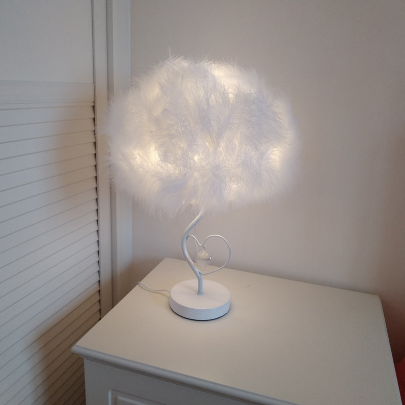 Éclairage de table de plumes Modernisme Tissu 1-Light Light Stringtand Lampe en blanc avec gouttelette en cristal