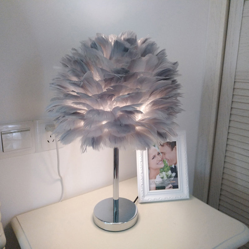 Lámpara de mesa de plumas contemporánea de la cama de la cama del mundo de la cama del mundo en blanco/gris/rosa