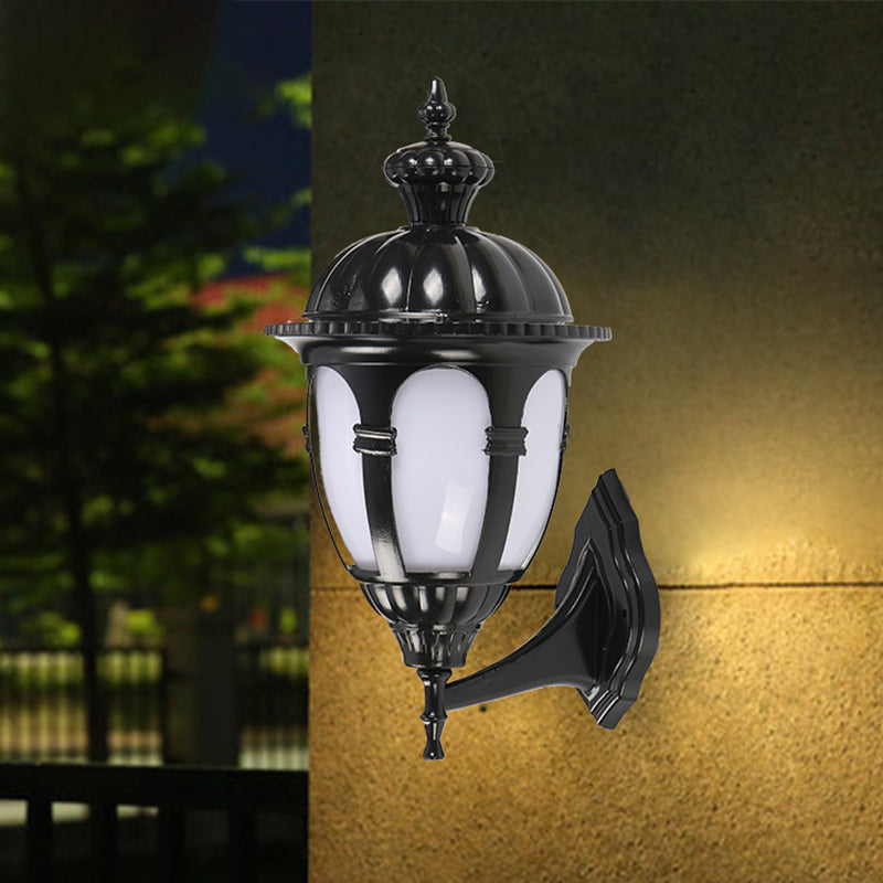 1 hoofdmuurverlichting ideeën plattelands naar binnenplaats staflamp met urn witte plastic schaduw in zwart
