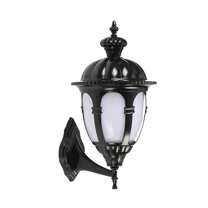 1 hoofdmuurverlichting ideeën plattelands naar binnenplaats staflamp met urn witte plastic schaduw in zwart