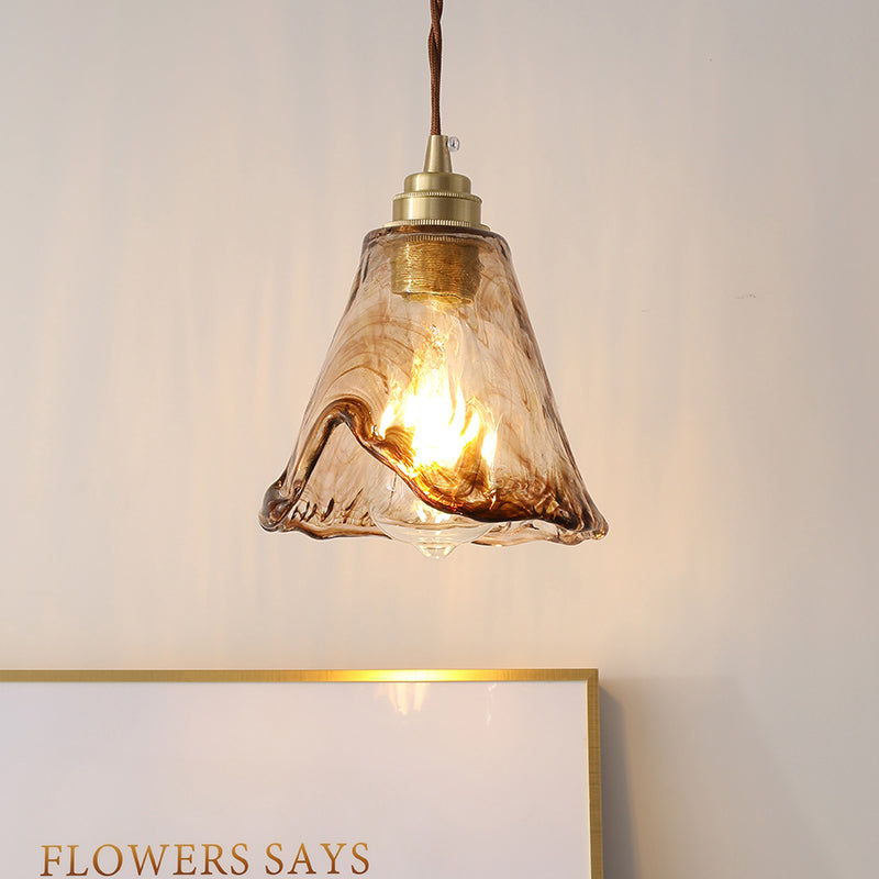 Modernisme Plafond floral Light Light Amber Glass onduled 1-Bulb Bedroom Drop Lampe en laiton