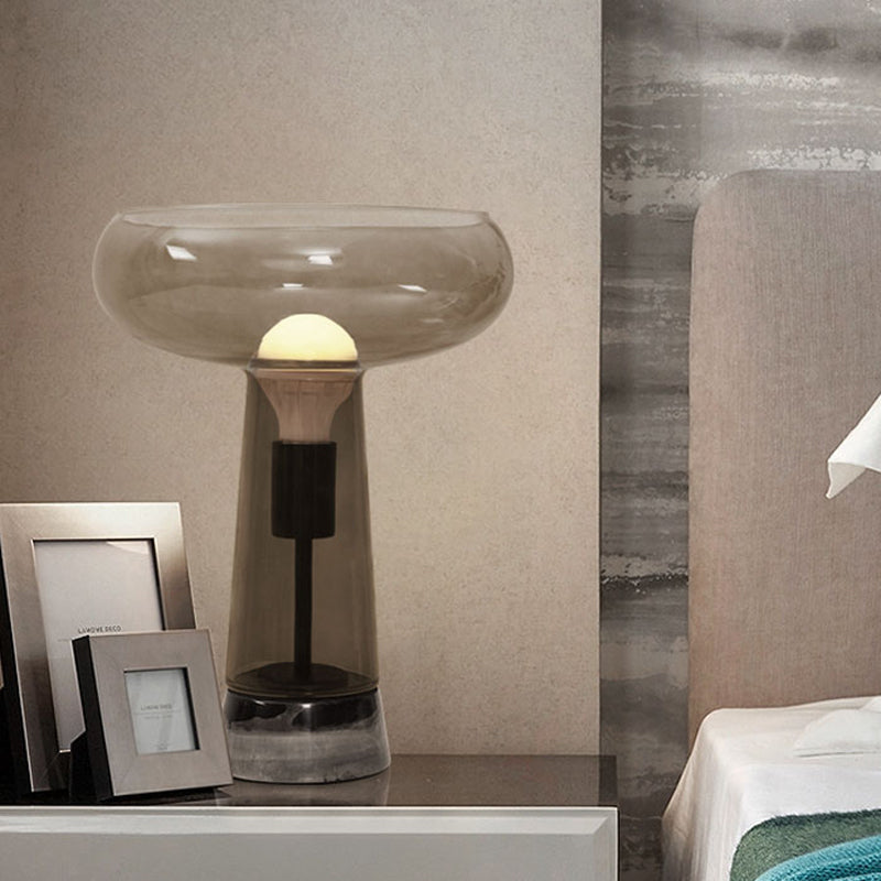 Wijnbekervormige bureauverlichting Modern rookgrijs glas 1-lamps slaapkamertafellamp in zwart