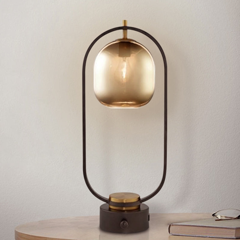 Ovale ring metalen nachttafellamp Modern 1-kops zwarte LED-nachtkastjelamp met amberkleurige glazen kap