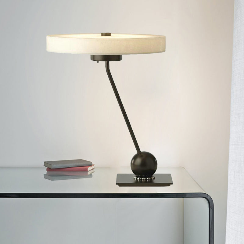 Illuminazione da scrivania rotonda con finitura in bianco e nero Lampada da tavolo moderna metallica nordica a 1 testa