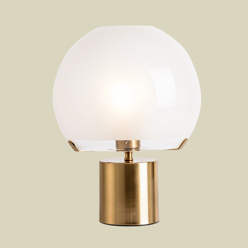Lampada da tavolo a cupola con finitura dorata, lampada da notte post moderna in vetro bianco latte a luce singola