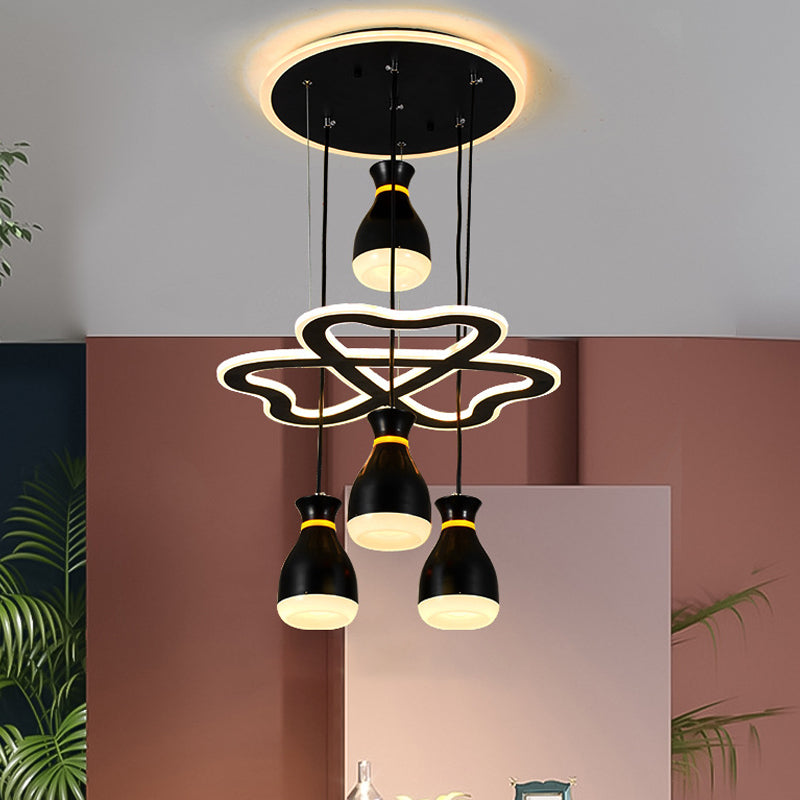 Modernes Weinglas Cluster Anhänger helles Acryl 4-Licht-Esszimmer LED Hängende Deckenlampe in Weiß/Schwarz mit Herzrahmenstrahl