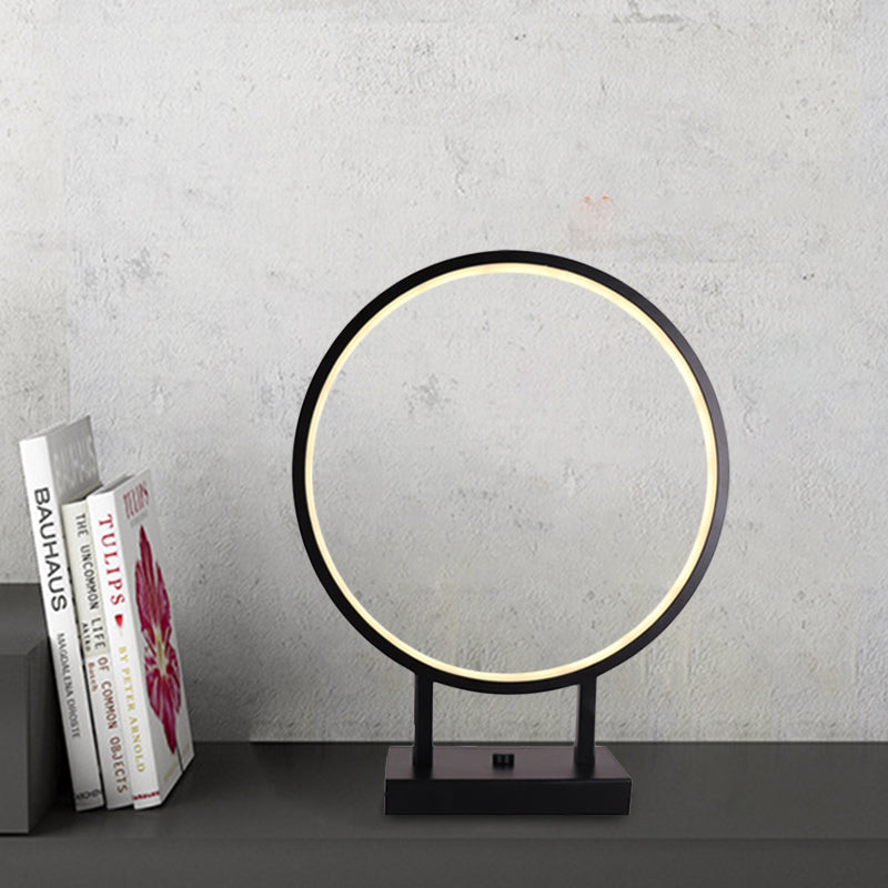 Lámpara de mesa de dormitorio de aluminio de escritorio de anillo minimalista en negro con enchufe en cable, luz blanca/cálida