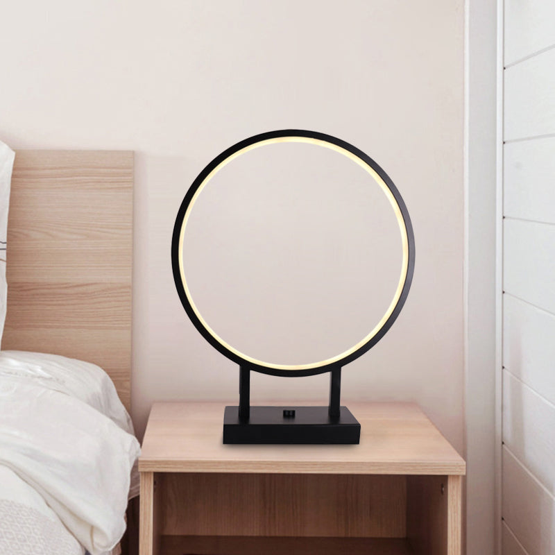 Lámpara de mesa de dormitorio de aluminio de escritorio de anillo minimalista en negro con enchufe en cable, luz blanca/cálida