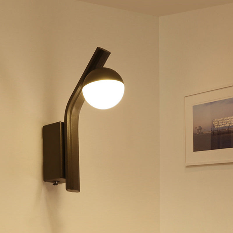 Moderniste Orb Gnonce Lighting Blanc Verre LED Moule mural d'escalier en café avec un bras en métal incliné