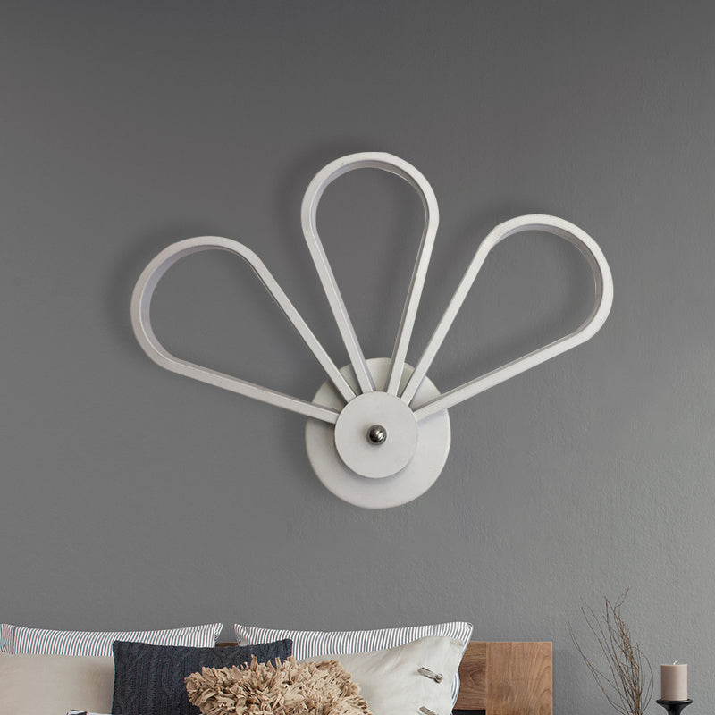 Clover Shaped Bedroom Wall Mount Lighting Acrylic LED Modernist Wall Sconce Lamp in White