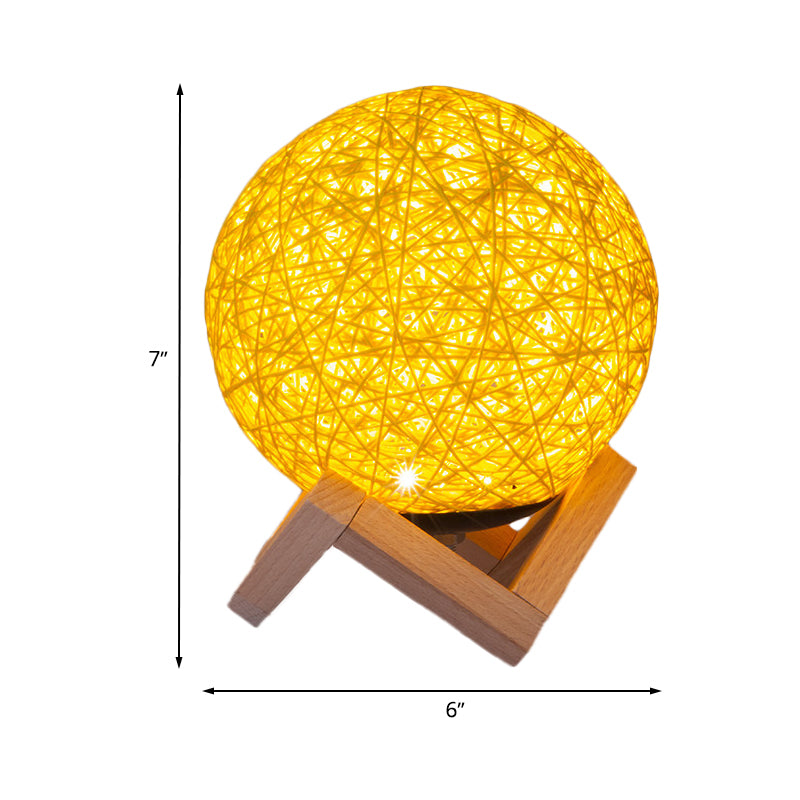 Lampada notturna di bambù Globe contemporanea 1 illuminazione da tavolo da finitura giallo chiaro con base di legno