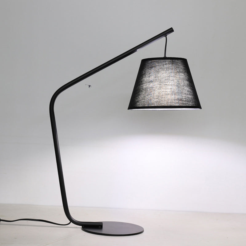 Lampada da tavolo moderna in tessuto conico con 1 lampadina da comodino in nero con braccio curvo per camera da letto