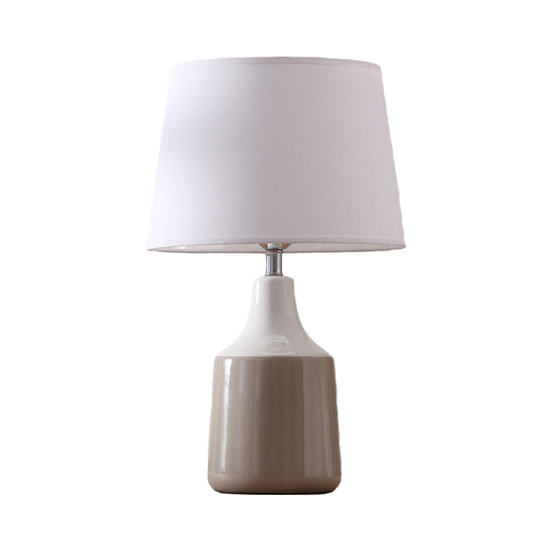 Moderne taps toelopende trommeltafel Licht Keramische nachtverlichting 1-lichtsbed in bruin/wit en grijs met stofschaduw