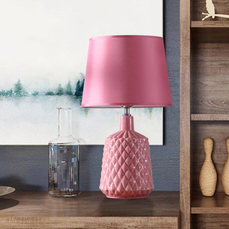 Lámpara de mesa de barril de la noche Modernismo 1 Ligera de la sala de estar Luz de la noche en rosa con sombra de tela