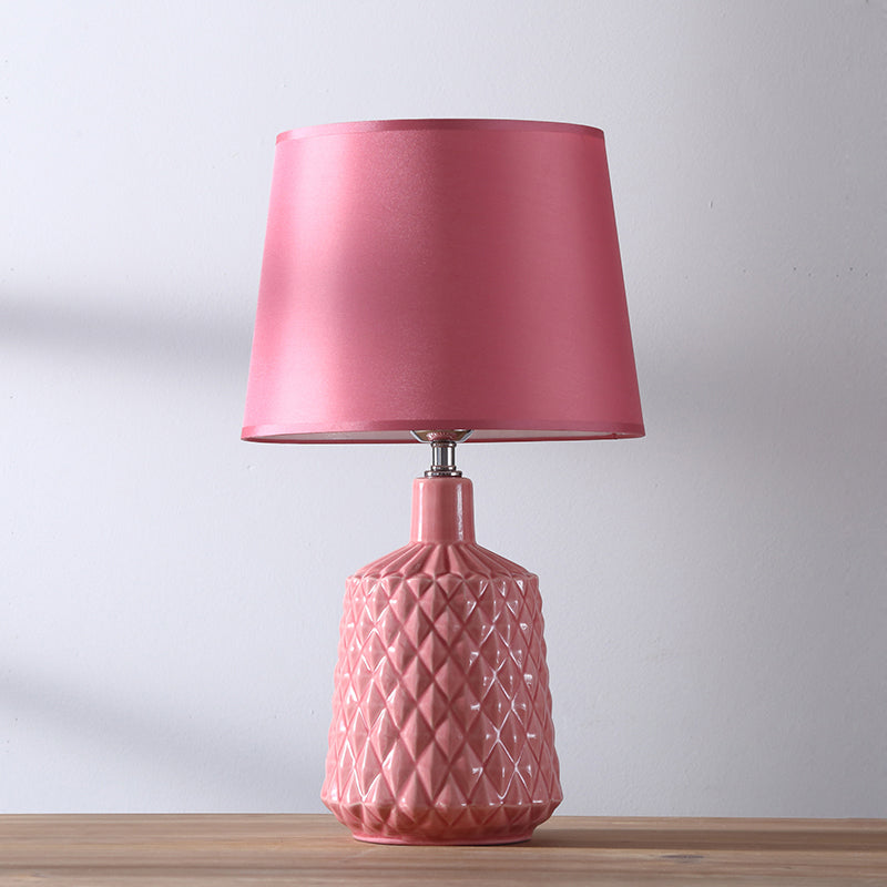 Lámpara de mesa de barril de la noche Modernismo 1 Ligera de la sala de estar Luz de la noche en rosa con sombra de tela