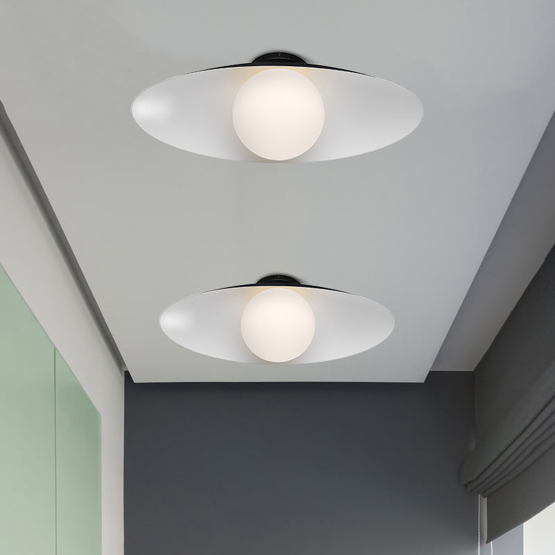 Plafonnier de couloir à 1 lumière en verre dépoli à montage encastré Orb simple en noir/blanc avec abat-jour ovale en métal