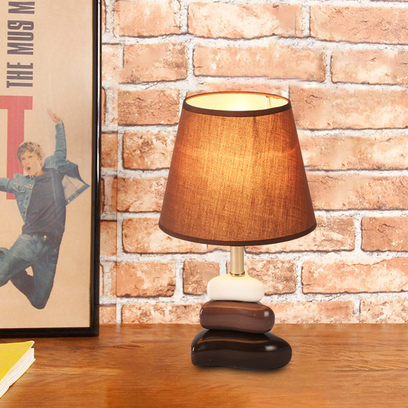 Lampada da tavolo modernista a 1 luce con illuminazione notturna in ceramica a 3 triangoli in caffè e bianco con paralume in tessuto a cono