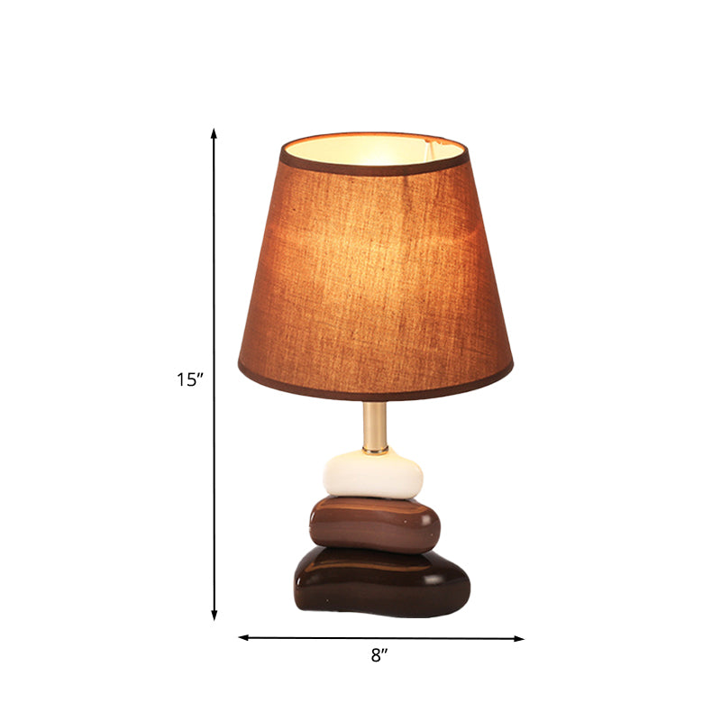 Lampada da tavolo modernista a 1 luce con illuminazione notturna in ceramica a 3 triangoli in caffè e bianco con paralume in tessuto a cono