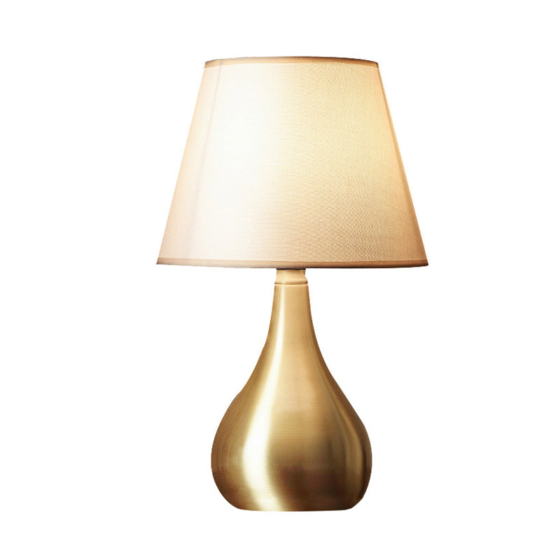 Lampada da tavolo metallica a forma di urna Simplicity Lampada da comodino con finitura in ottone a 1 luce con paralume in tessuto a botte