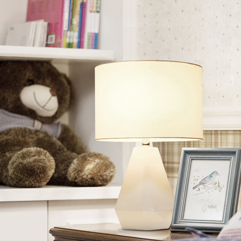 Lampada da comodino in resina modernista a 1 testa con luce per libro da lettura con finitura bianca e paralume in tessuto cilindrico
