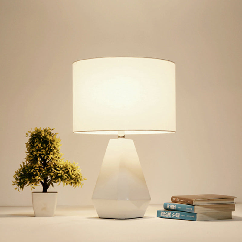 Lampada da comodino in resina modernista a 1 testa con luce per libro da lettura con finitura bianca e paralume in tessuto cilindrico