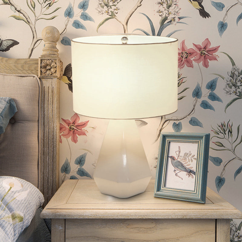 Lampada da comodino in resina modernista a 1 testa con luce per libro da lettura con finitura bianca e paralume in tessuto cilindrico