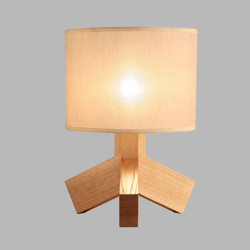 Basede beige Trippiede Distanza Light Modernist 1 Lampada da tavolo notturno in legno leggero con tonalità in tessuto tamburo