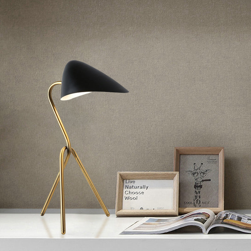 Abstract bureaulamp post modern metallic 1 licht zwart en messing creatieve tafellamp voor slaapkamer