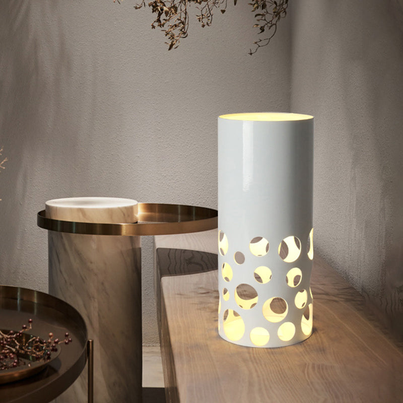 Lampe de table LED pour salon de thé, finition blanche moderniste, lampe de bureau avec abat-jour en métal cylindrique creux
