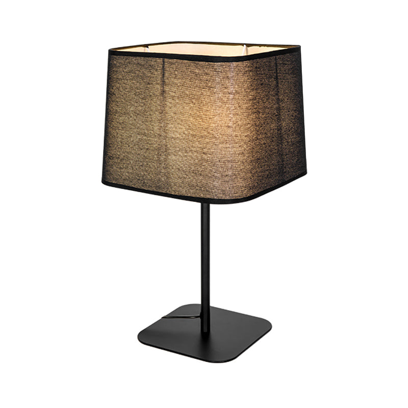 Lampe de table de nuit Simplicity à 1 ampoule, lampe de bureau cuboïde noire enfichable avec abat-jour en tissu pour chevet