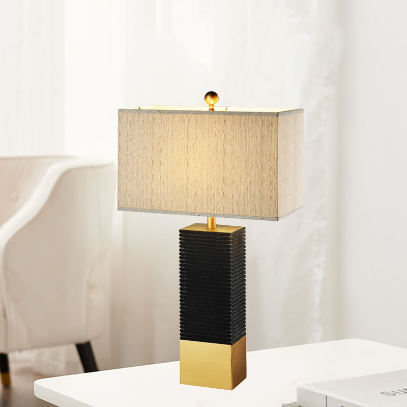 Finitura nera rettangolo scrivania modernismo modernismo 1-bulba lampada da tavolo metallica con tonalità in tessuto beige