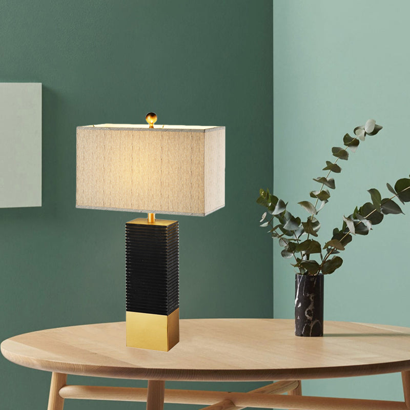 Finitura nera rettangolo scrivania modernismo modernismo 1-bulba lampada da tavolo metallica con tonalità in tessuto beige