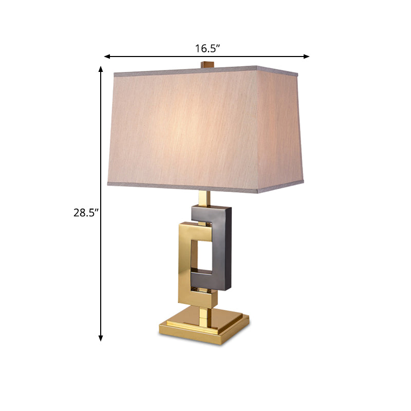 Table d'épissage clair moderniste métallique 1 gris clair et lampe de bureau en or avec nuance de tissu blanc cuboïde