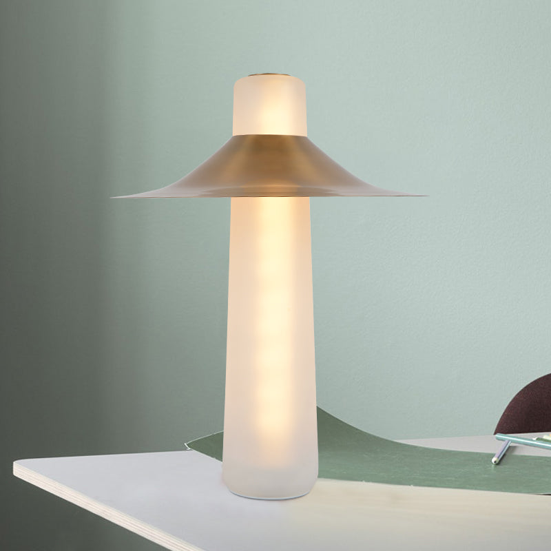 Light de chevet évasé Light moderne lampe de table de chevet LED moderne en or avec tube Base de verre blanc