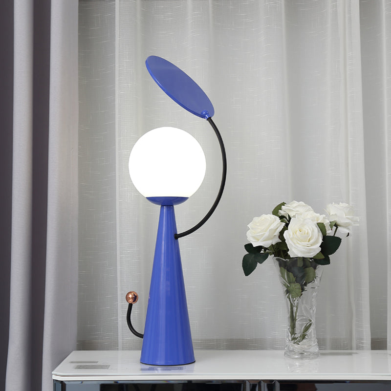 Lampada da comodino conica con finitura blu Lampada da scrivania moderna in metallo a 1 lampadina con paralume sferico in vetro bianco e decorazione a specchio